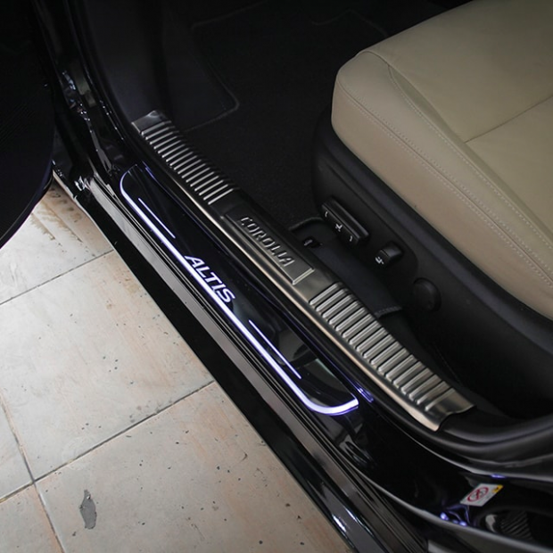 NẸP BƯỚC CHÂN XE ALTIS