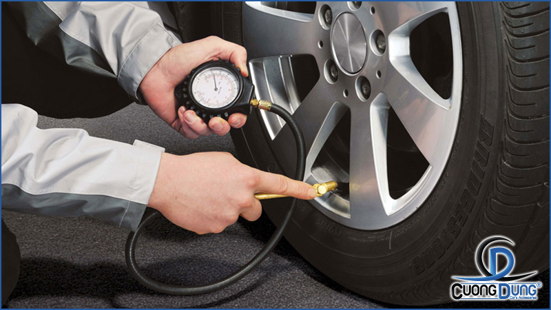 kiểm tra áp suất lốp ô tô